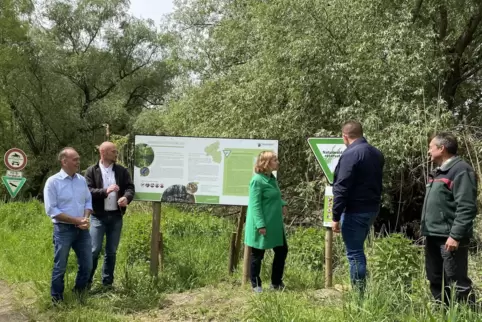 Klimaschutzministerin Katrin Eder (Bildmitte) informiert sich über die Ökologie der rezenten Aue. 