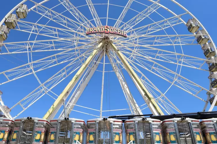 Das Riesenrad Grand Soleil (gro&szlig;e Sonne) ist das gr&ouml;&szlig;te des Wormser Schaustellerbetriebs G&ouml;bel. 