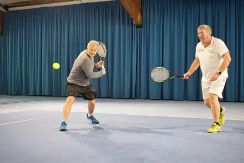 Wolfgang Roth (links) und Volker Frenz beim Training in der Eisenberger Tennishalle. 