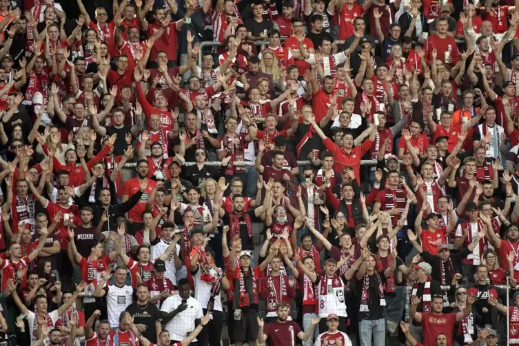 Volles Haus am &bdquo;Betze&ldquo;.