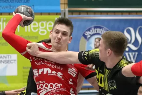 Zuverlässiger Aktivposten im VTZ-Trikot: Thomas Jung (links), den hier Mundenheims Simon Schleidweiler am Schlafittchen hat.