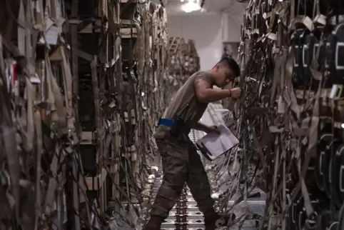 Ein US-Soldat überprüft auf einem Luftwaffenstützpunkt die Lieferung militärischer Güter an die Ukraine. 