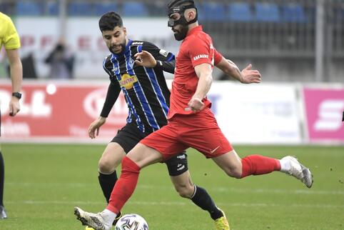 Wieder mit Maske unterwegs: FCK-Defensivmann Hikmet Ciftci. Links Hamza Saghiri vom SV Waldhof Mannheim.