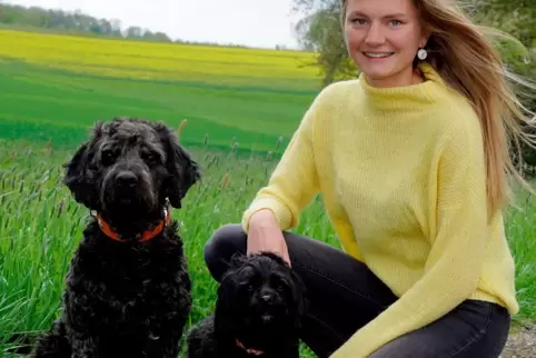 Natascha Pfeffer, Handballerin des TV Thaleischweiler, mit ihren Hunden Lou (links) und Asco.