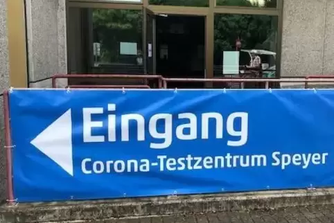 Kommt weg: Banner am Testzentrum-Eingang. Kommt weg: Banner am Testzentrum-Eingang.