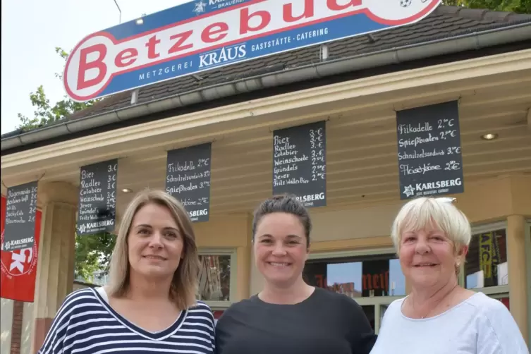 Drei Damen vom Betze-Budche: Chefin Sandy Kraus (Mitte), ihre Mutter Helga Reitmayer und Sandra Rohde.