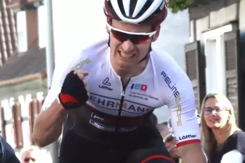 Simon Nuber, der Sieger von 2019, fährt nicht mehr. Patrik Nuber, der Sieger von 2018, ist in Offenbach am Start. Zweimal fiel d