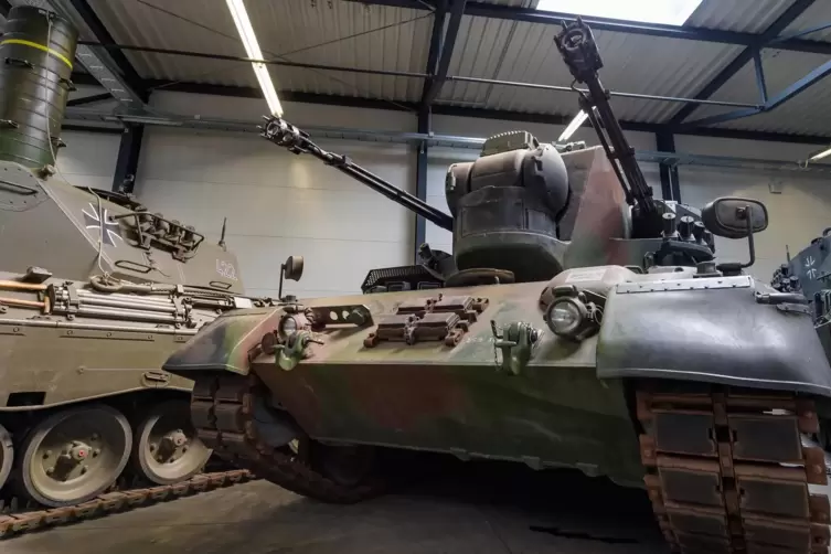 Auch im Bundeswehrmuseum stehen sie: Gepardpanzer mit Zwillingskanonen, die Munition des Kalibers 35 mal 228 Millimeter einsetze