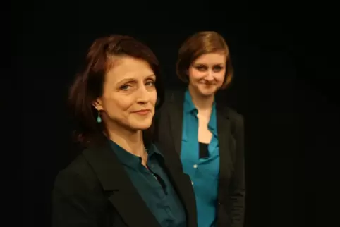 Claudia Stump und Stefanie Petereit (von links) spielen zu Muttertag das interaktive Stück „Deine Muddi“. 