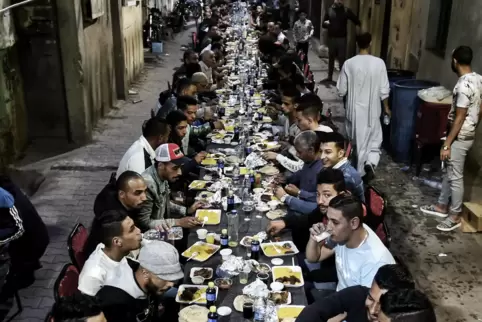 Iftar, das Fastenbrechen, feiern Muslime in islamisch geprägten Staaten wie Ägypten oft auf der Straße mit Familie und Nachbarn,