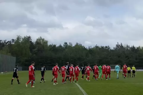 Die Roten Teufel und die U19 von Eintracht Frankfurt laufen zum letzten Spiel in der A-Junioren-Bundesliga ein.