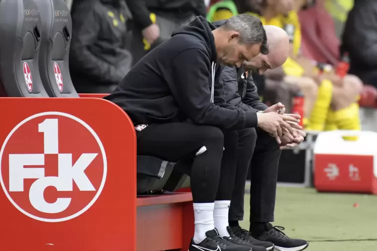 Gesenkte Häupter: Trainer Marco Antwerpen und sein „Co“ Frank Döpper (links) hadern mit dem Auftritt gegen Borussia Dortmund II.