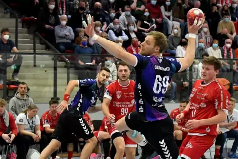 Christian Klimek von den Eulen Ludwigshafen beim Torwurf. 