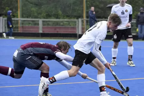 Yannick Koch (links) war der auffälligste TG-Spieler. Mit seinen Dribblings sorgte er für Belebung des Spiels der Gastgeber. Hie