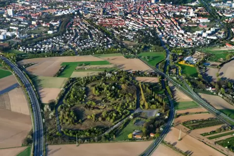 Lage zwischen Speyer und Römerberg, zwischen B9 und L507: Polygon-Gelände. Das früher von der Bundeswehr genutzte Areal umfasst 