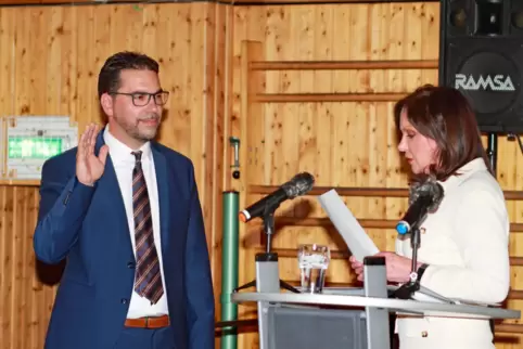 Für die scheidende Bürgermeisterin der Verbandsgemeinde Pirmasens-Land, Silvia Seebach, war es die letzte Amtshandlung: Sie nimm