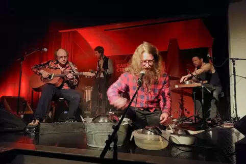 Das Musizieren mit Alltagsgegenständen ist eine der Stärken von Gankino Circus: Mit fernöstlicher Gelassenheit zelebriert „Finne