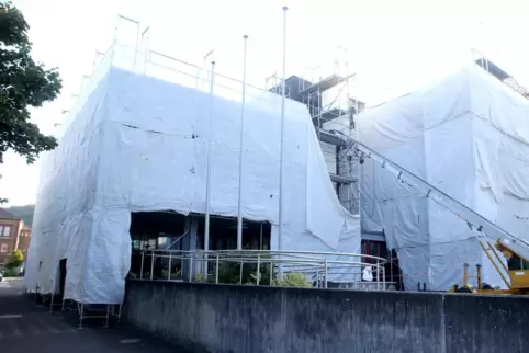 Verhüllt wie einst der Reichstag durch Christo: der Verwaltungssitz in Lauterecken.