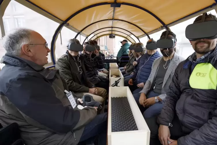 Mit Virtual-Reality-Brille ging es in der Kutsche auf eine Zeitreise.