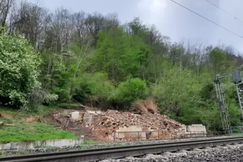 Nur noch ein Schutthaufen: die Reste der Brandruine in Weidenthal. 