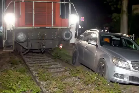 Höhe Alter Hammer: Zu dicht am Gleis geparkt.