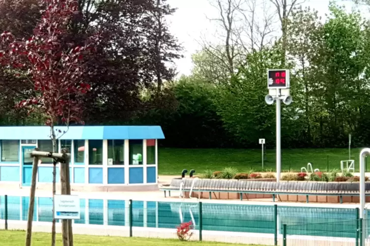 Der Temperaturanzeige im Heltersberger Bergbad gilt in der Freibadsaison ein besonderes Augenmerk: Nur noch das 50-Meter-Sportbe