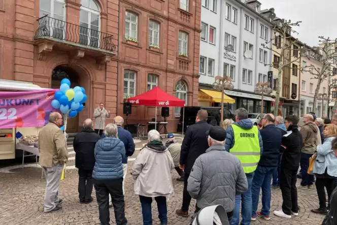 Rund 50 Menschen waren am Sonntagmorgen zur DGB-Kundgebung gekommen, um Sozialminister Alexander Schweitzer zu lauschen. Rund 50 Menschen waren am Sonntagmorgen zur DGB-Kundgebung gekommen, um Sozialminister Alexander Schweitzer zu lauschen.