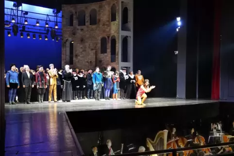 Volle Bühne, voll besetzter Orchestergraben: Bei der Opern-Premiere am Samstag herrschte im Vergleich zu den Pandemie-Bedingunge
