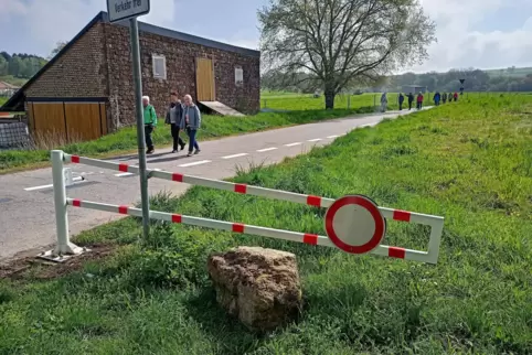 Die Schranke ist nicht mehr funktionsfähig, hängt schief und krumm am Wegesrand. 