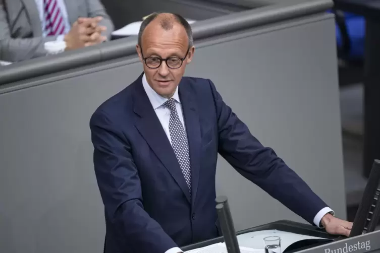 CDU-Chef Friedrich Merz wirft Kanzler Scholz eine zögerliche Politik vor. 