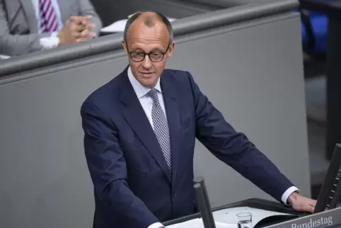 CDU-Chef Friedrich Merz wirft Kanzler Scholz eine zögerliche Politik vor. 