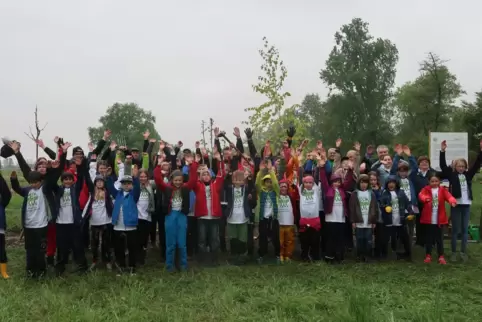 Etwa 40 Kinder waren bei der Pflanz-Aktion dabei. 