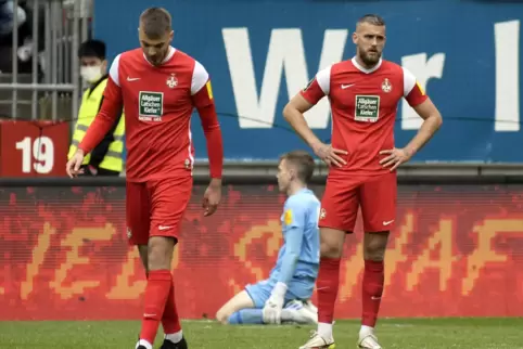 Geschlagen: Julian Niehues, Matheo Raab und René Klingenburg nach dem Dortmunder Treffer zum 0:3.