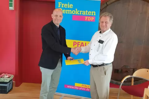 Götz Rittner (links) ehrt Jürgen Schneider.