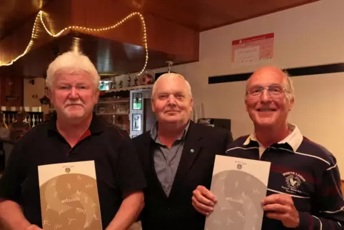 Beim Sportverein Kirchheim SVK wurden die langjährigen Vorstandsmitglieder Jürgen Fröhlich (links) und Klaus-Eberhard Strölin (r