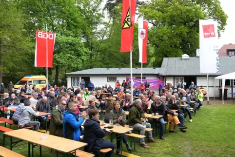 Hörten markige Worte: Die Besucher der Maikundgebung.