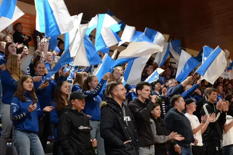 ... und ihre Fans in der Pfalzhalle in Ha&szlig;loch. 