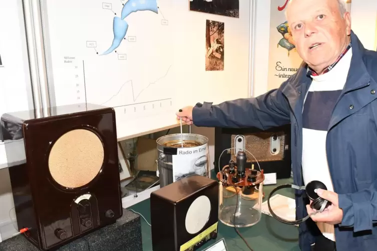 Einblick in die Zeitgeschichte: Hubert Mans vom 1. Rundfunkmuseum Rheinland-Pfalz zeigt ein von ihm nachgebautes Eimerradio, das