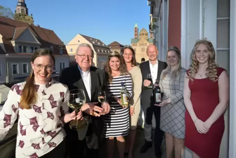 Wein-Liebhaber (von links): Anna-Lisa Lüttge, Weihbischof Georgens, Pfälzische Weinkönigin Sophia Hanke, Pfälzische Weinprinzess