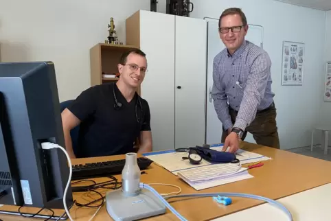 Der Generationenwechsel in der Essinger Hausarztpraxis ist bereits im Gang: Michael Feldbaum (rechts) wird sich im Sommer in den