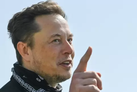 Elon Musk sagt, er will die Menschheit retten. Eine Kolonie auf dem Mars gehört zu seinen Plänen. Vorerst wirbelt er nonchalant 
