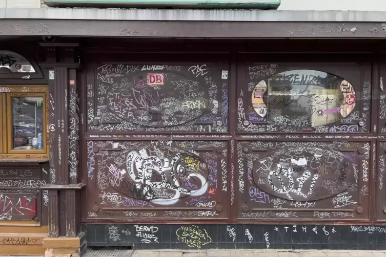 Der Kiosk in der Mozartstraße ist über und über mit Graffiti bedeckt.