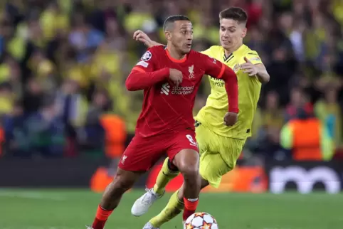 Eine Szene aus dem Hinspiel: Thiago behauptet sich gegen Juan Foyth vom FC Villarreal. 