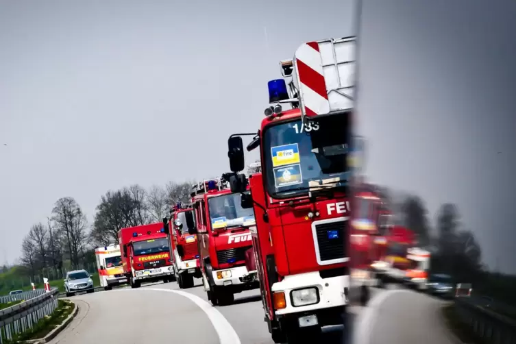 Auf der Fahrt zur polnisch-ukrainischen Grenze: der Hilfskonvoi mit deutschen Feuerwehrfahrzeugen, darunter zwei aus der Verband