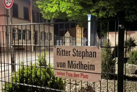 Hängt seit der Hexennacht: Platznamenschild in Mörlheim. 