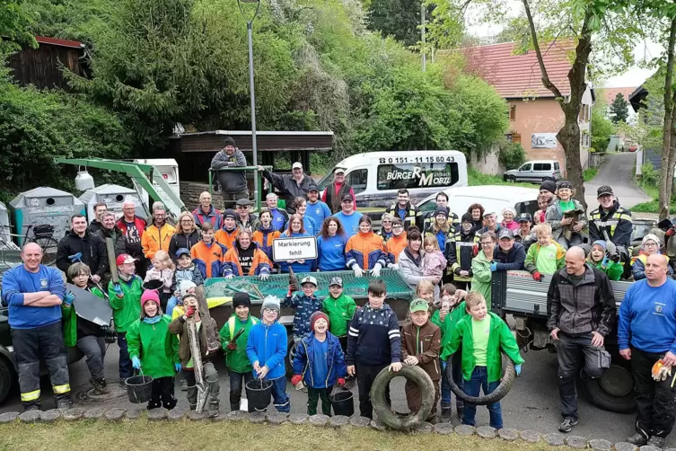 Gut 60 Helfer von Heimatverein, Feuerwehr, Kindergarten und Grundschule haben mitgemacht.