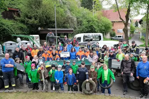Gut 60 Helfer von Heimatverein, Feuerwehr, Kindergarten und Grundschule haben mitgemacht.