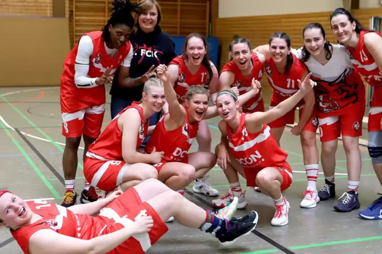 Freude pur: die Basketballerinnen des FCK feiern den Pokalsieg.