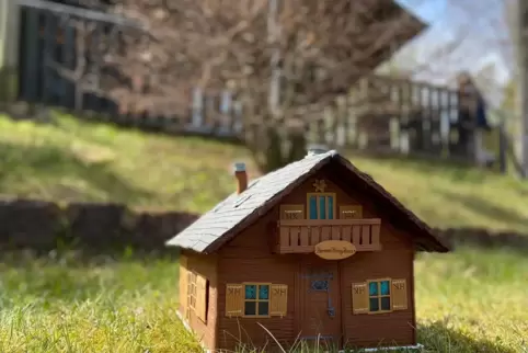 Das Torten-Haus vor dem echten Hermann-Krieg-Haus. 