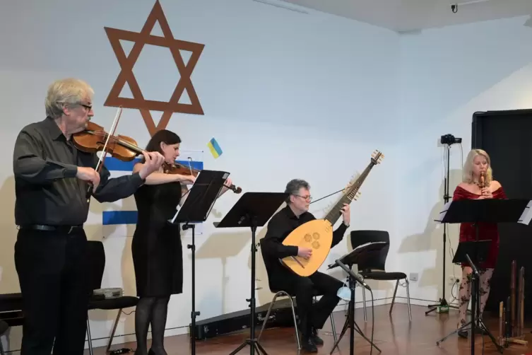 Musik als Friedensbotschaft: Das Ensemble La Rosa Enflorece in der Synagoge. Von links Daniel Spektor, Almut-Maie Fingerle, Joha